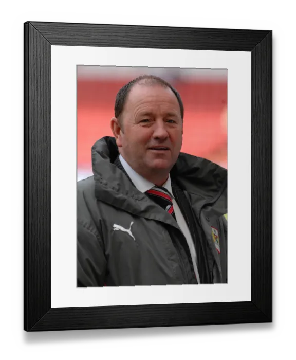Framed Print : Gary Johnson in Action: Sheffield United vs. Bristol City Framed Print : Gary Johnson in Action: Sheffield United vs. Bristol City