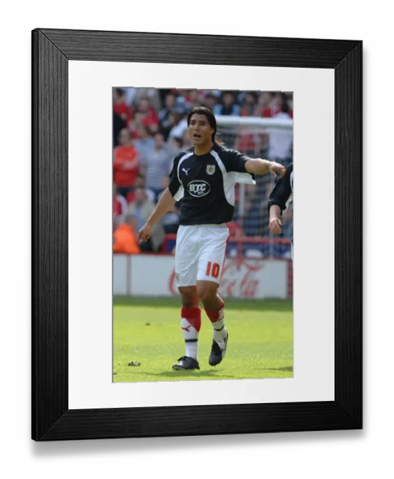 Framed Print : Nick Carle in Action: Sheffield United vs. Bristol City Framed Print : Nick Carle in Action: Sheffield United vs. Bristol City