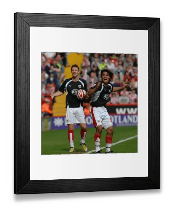 Framed Print : Nick Carle and David Noble: A Midfield Duo in Action for Bristol City Against Sheffield United Framed Print : Nick Carle and David Noble: A Midfield Duo in Action for Bristol City Against Sheffield United