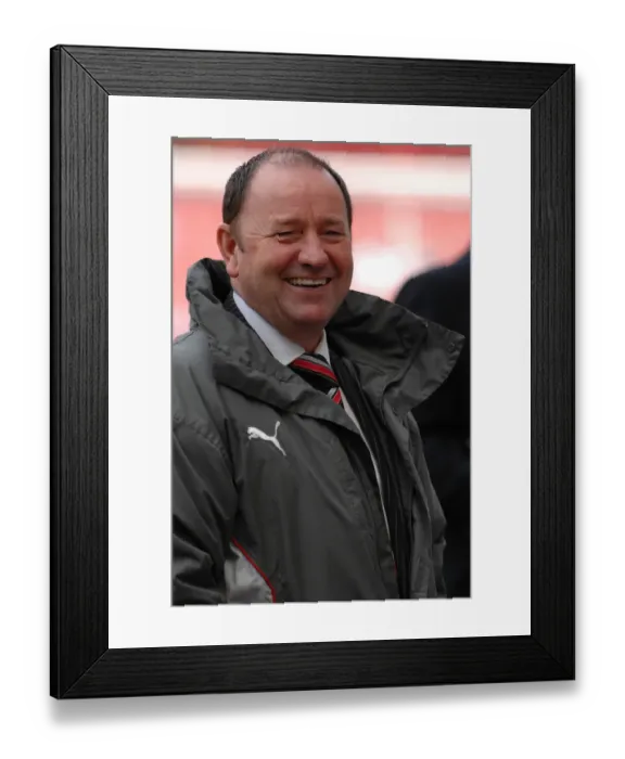Framed Print : Gary Johnson in Action: Sheffield United vs. Bristol City