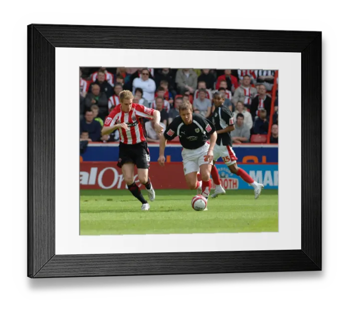 Framed Print : Lee Trundle: In Action Against Sheffield United (Sheffield United vs. Bristol City)