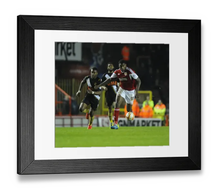 Framed Print : Bristol City's Jay Emmanuel-Thomas Charges Forward Against Swindon Town in Sky Bet League One Framed Print : Bristol City's Jay Emmanuel-Thomas Charges Forward Against Swindon Town in Sky Bet League One