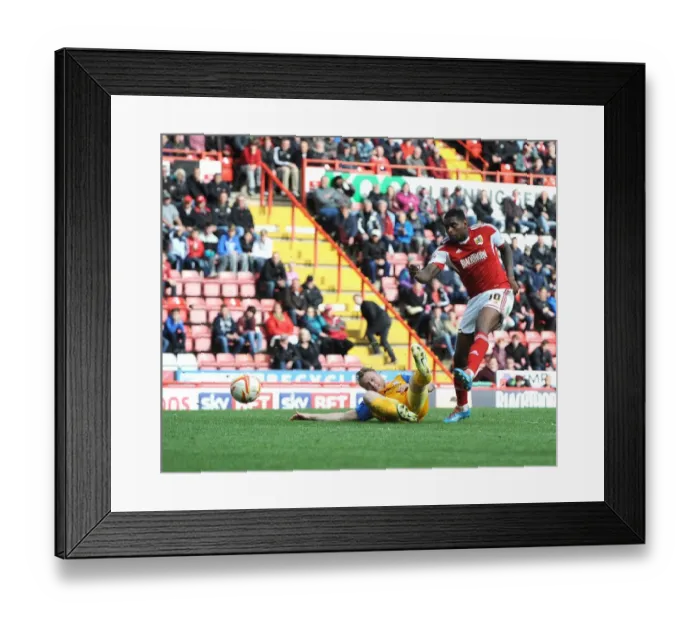 Framed Print : Jay Emmanuel-Thomas Shoots for Bristol City Against Preston North End, Sky Bet League One, 05-04-2014 Framed Print : Jay Emmanuel-Thomas Shoots for Bristol City Against Preston North End, Sky Bet League One, 05-04-2014