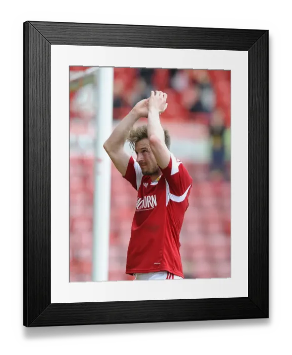 Framed Print : Wade Elliott in Action: Bristol City vs Preston North End (April 2014)