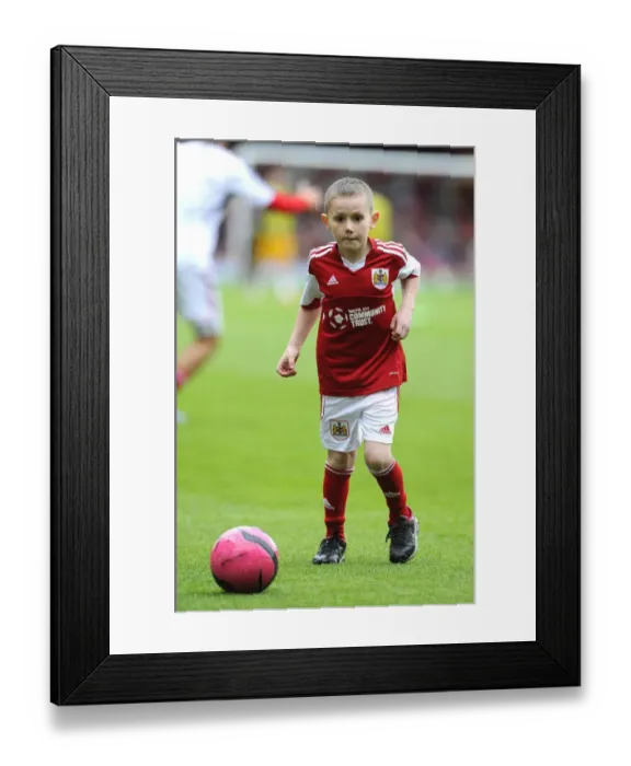 Framed Print : Rivalry Reignites: Bristol City vs Preston North End in Sky Bet League One Clash at Ashton Gate (05-04-2014) Framed Print : Rivalry Reignites: Bristol City vs Preston North End in Sky Bet League One Clash at Ashton Gate (05-04-2014)