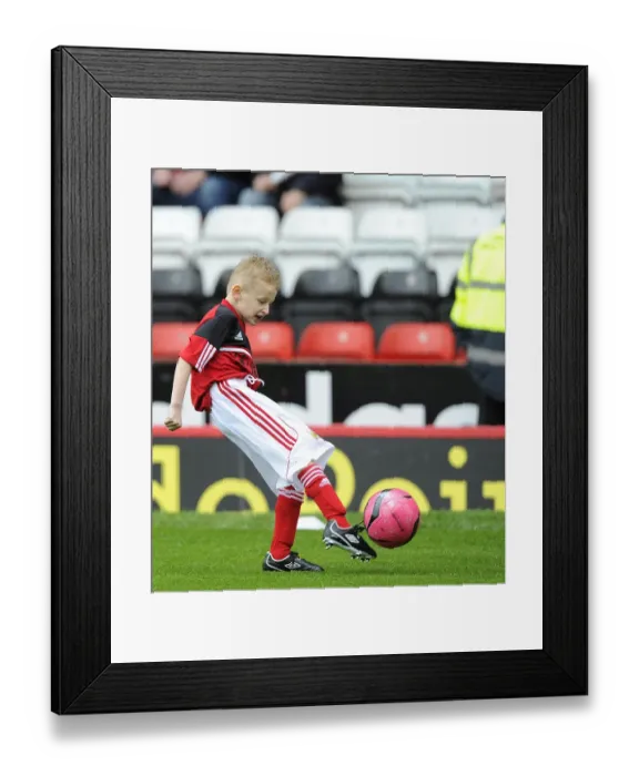 Framed Print : Football Rivalry: Bristol City vs Preston North End Clash at Ashton Gate - April 2014 Framed Print : Football Rivalry: Bristol City vs Preston North End Clash at Ashton Gate - April 2014