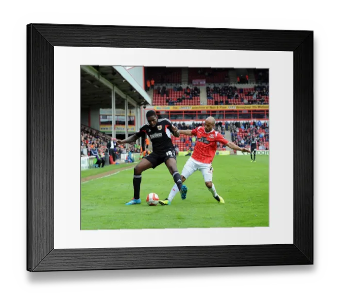 Framed Print : Bristol City's Jay Emmanuel-Thomas vs Walsall's Adam Chambers: Intense Battle on the Football Field Framed Print : Bristol City's Jay Emmanuel-Thomas vs Walsall's Adam Chambers: Intense Battle on the Football Field