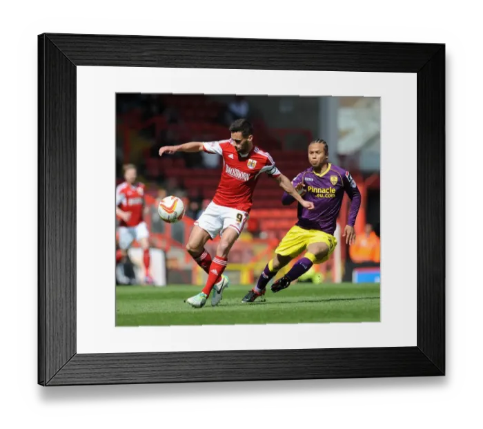 Framed Print : Bristol City's Sam Baldock Fends Off Notts County's Curtis Thompson in Sky Bet League One Clash Framed Print : Bristol City's Sam Baldock Fends Off Notts County's Curtis Thompson in Sky Bet League One Clash