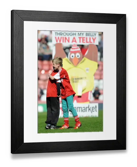 Framed Print : Young Rivals Leo Worlock and Luca Fortuna: Celebrating Bristol City's Victory with Unmatched Camaraderie