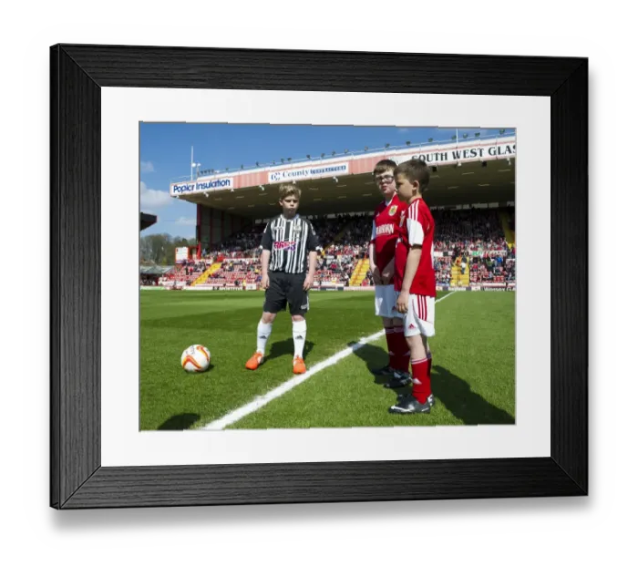 Framed Print : Bristol City vs Notts County Clash: Sky Bet League One Rivalry at Ashton Gate (April 2014)