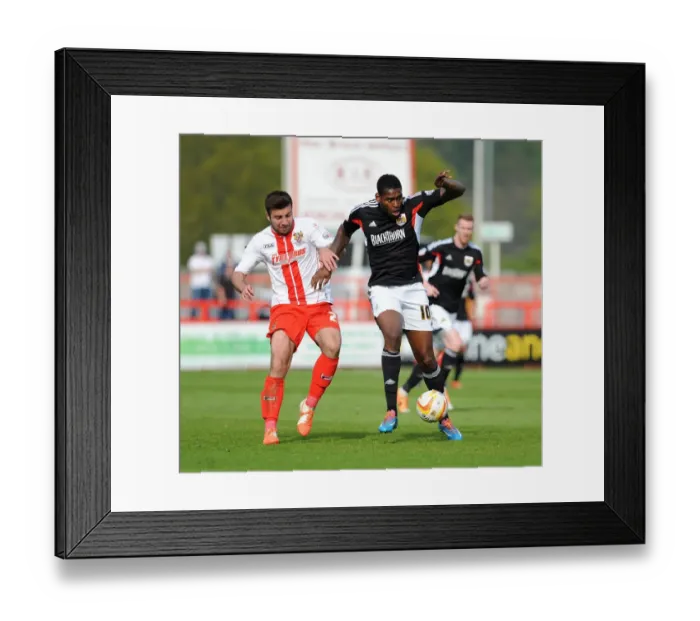 Framed Print : Bristol City's Jay Emmanuel-Thomas Outmuscles Sam Wedgbury in Stevenage Clash Framed Print : Bristol City's Jay Emmanuel-Thomas Outmuscles Sam Wedgbury in Stevenage Clash