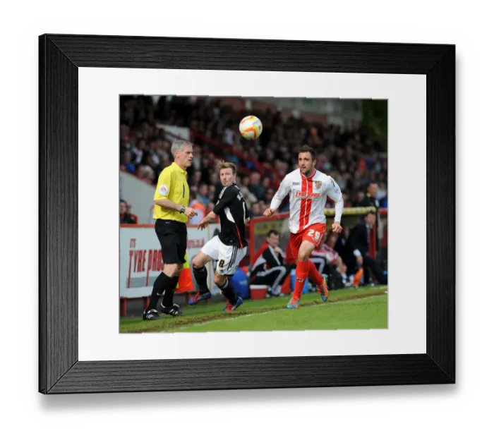 Framed Print : Bristol City's Wade Elliott and Stevenage's Peter Hartley Battle for Possession in Sky Bet League One Clash Framed Print : Bristol City's Wade Elliott and Stevenage's Peter Hartley Battle for Possession in Sky Bet League One Clash