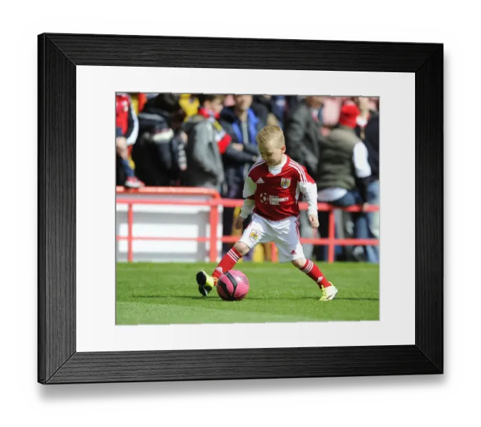Framed Print : Thrilling Football Clash: Bristol City vs Crewe at Ashton Gate - 26th April 2014 Framed Print : Thrilling Football Clash: Bristol City vs Crewe at Ashton Gate - 26th April 2014