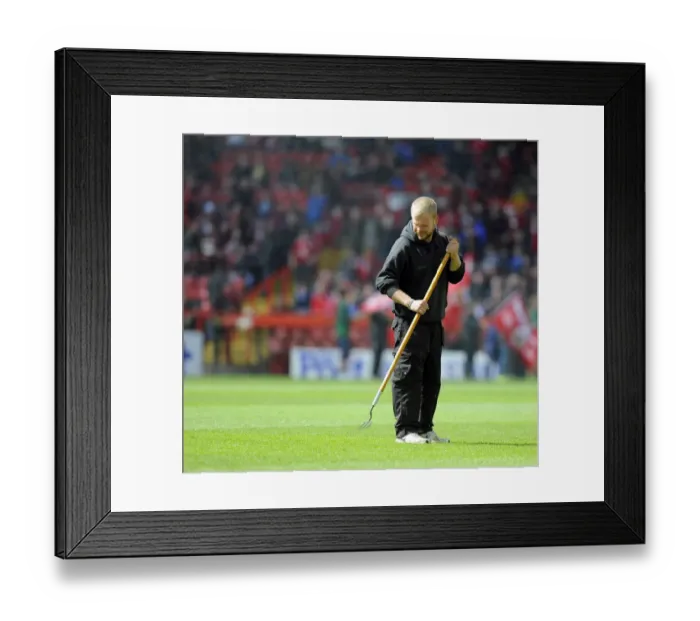 Framed Print : Bristol City vs Crewe: Sky Bet League One Clash at Ashton Gate - 26 / 04 / 2014