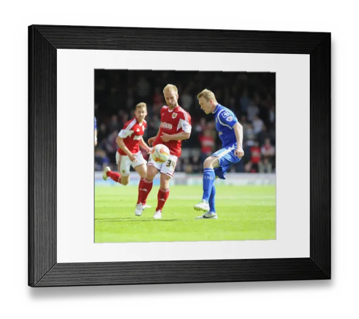 Framed Print : Bristol City vs Crewe: Simon Gillett in Action at Ashton Gate, 2014