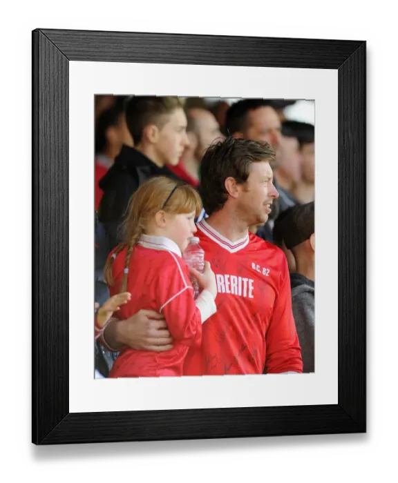 Framed Print : Bristol City vs Crewe: Passionate East End Fan at Ashton Gate, Sky Bet League One (2014) Framed Print : Bristol City vs Crewe: Passionate East End Fan at Ashton Gate, Sky Bet League One (2014)