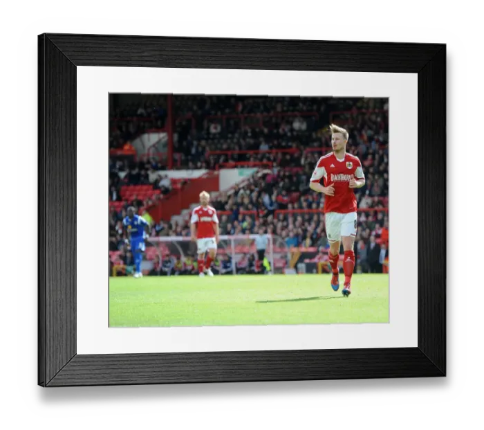 Framed Print : Bristol City's Wade Elliott in Action Against Crewe, April 2014
