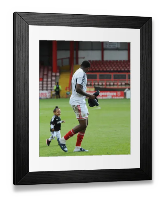 Framed Print : Bristol City's Jay Emmanuel-Thomas and Child: Celebrating Promotion at Ashton Gate Framed Print : Bristol City's Jay Emmanuel-Thomas and Child: Celebrating Promotion at Ashton Gate
