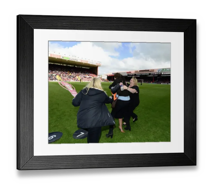Framed Print : Thrilling Sky Bet League One Clash: Bristol City vs Crewe at Ashton Gate (April 2014) Framed Print : Thrilling Sky Bet League One Clash: Bristol City vs Crewe at Ashton Gate (April 2014)