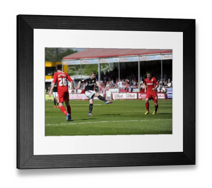 Framed Print : Wade Elliott's Shot: Bristol City's Pursuit in Sky Bet League One (Crawley Town v Bristol City)