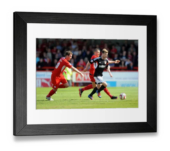 Framed Print : Wade Elliott Escape: Bristol City's Midfielder Evades Crawley Town Defender during Sky Bet League One Clash Framed Print : Wade Elliott Escape: Bristol City's Midfielder Evades Crawley Town Defender during Sky Bet League One Clash