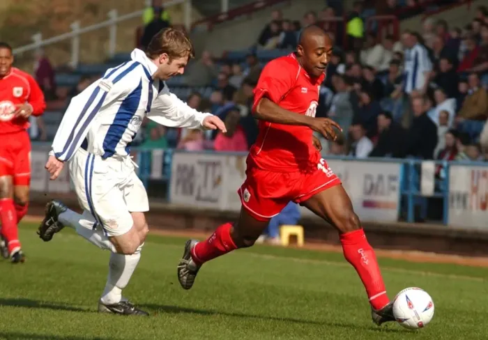 Framed Print : Aaron Brown in Action for Bristol City Football Club (02-03) Framed Print : Aaron Brown in Action for Bristol City Football Club (02-03)