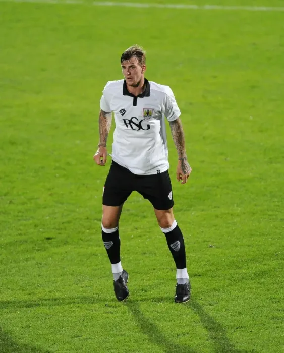 Framed Print : Aden Flint of Bristol City in Action against Cheltenham Town, 2014 Framed Print : Aden Flint of Bristol City in Action against Cheltenham Town, 2014