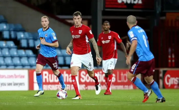 Framed Print : Aden Flint Charges Forward: Scunthorpe United vs. Bristol City, 23rd August 2016