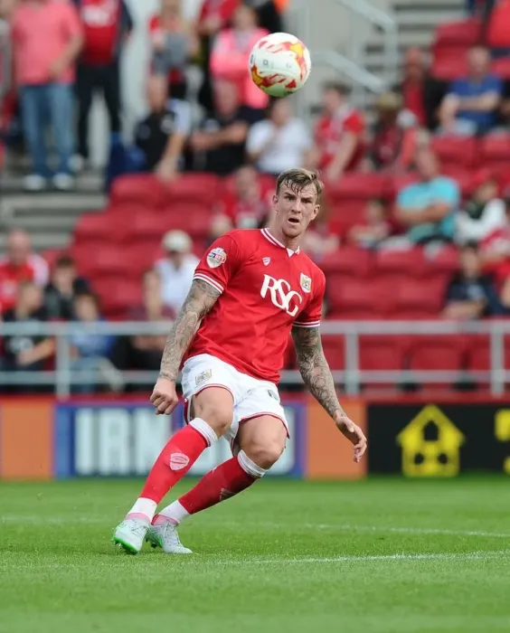 Framed Print : Aden Flint Forward Pass: Bristol City vs Burnley, Sky Bet Championship (August 2015)