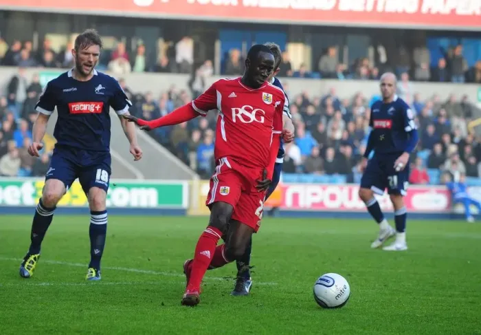 Framed Print : Adomah Beats Robinson: Pivotal Moment as Maynard Scores for Bristol City against Millwall in 2011 Championship Match