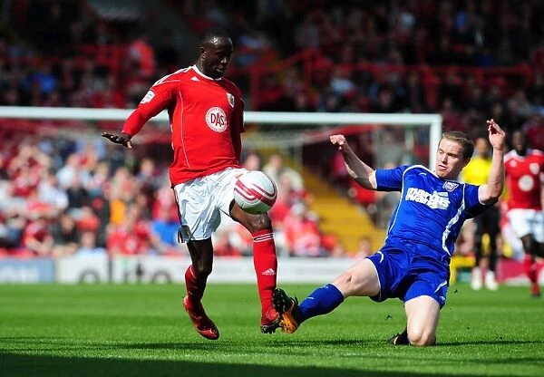 Adomah Evasive Move Against Leadbitter in Championship Clash: Bristol City vs Ipswich Town (16-04-2011)