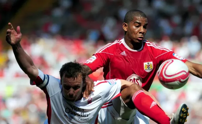 Framed Print : Aerial Clash: Elliott vs. McKenna - Bristol City vs. Nottingham Forest (Championship, 25-04-2011)