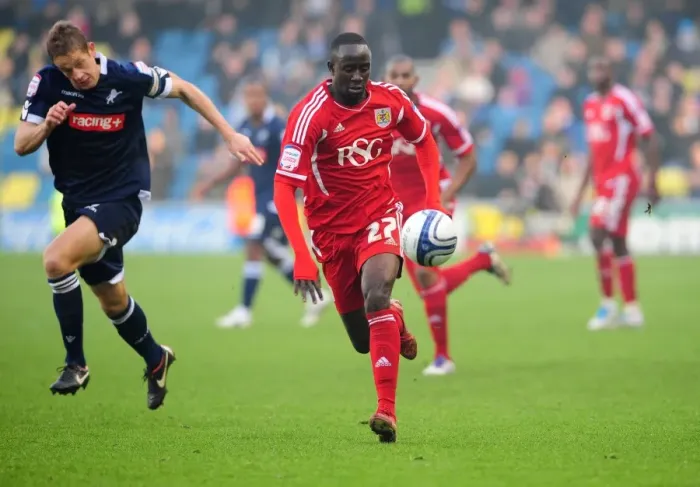 Framed Print : Albert Adomah Slips Past Paul Robinson: Millwall vs. Bristol City Championship Clash (November 2011) Framed Print : Albert Adomah Slips Past Paul Robinson: Millwall vs. Bristol City Championship Clash (November 2011)