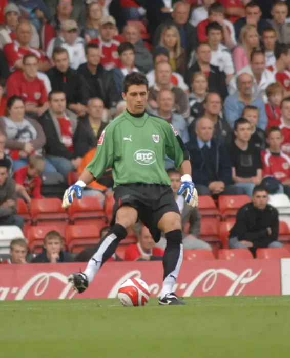 Framed Print : Basso in Action: Bristol City vs Sheffield United Framed Print : Basso in Action: Bristol City vs Sheffield United