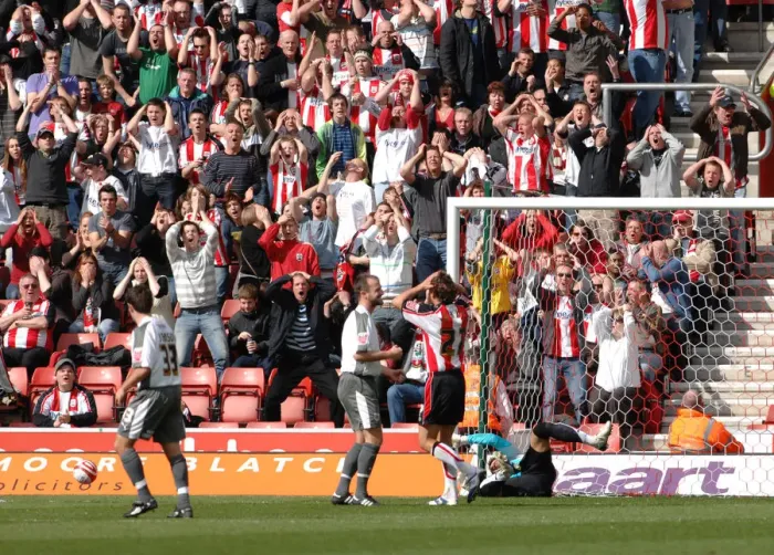 Framed Print : Basso in Action: Southampton vs. Bristol City Framed Print : Basso in Action: Southampton vs. Bristol City