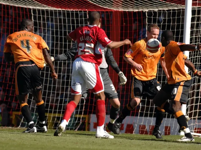 Framed Print : Battle for Possession: Marvin Elliott (Bristol City) vs. Wolverhampton Wanderers