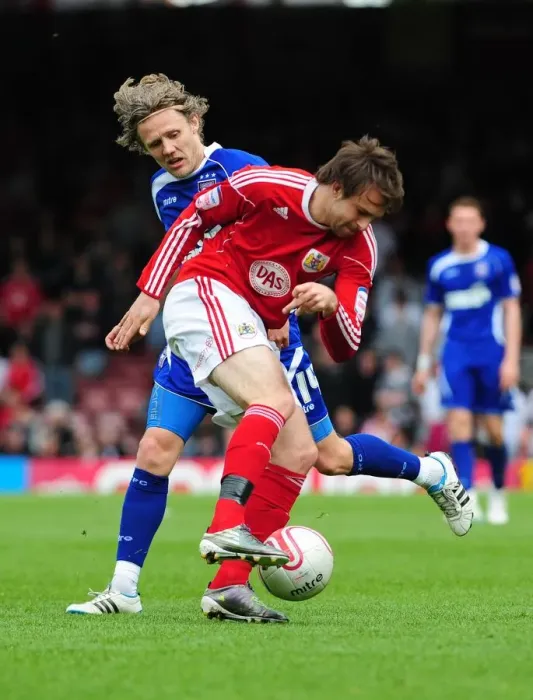 Framed Print : Battling for Championship Supremacy: Brett Pitman vs. Jimmy Bullard (16-04-2011) Framed Print : Battling for Championship Supremacy: Brett Pitman vs. Jimmy Bullard (16-04-2011)