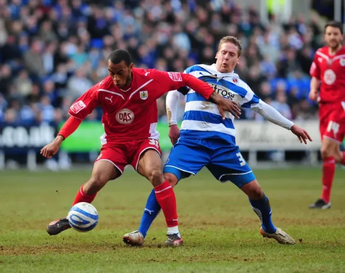 Framed Print : Battling for Championship Supremacy: Haynes vs. Howard - Reading vs. Bristol City (13 / 03 / 2010)