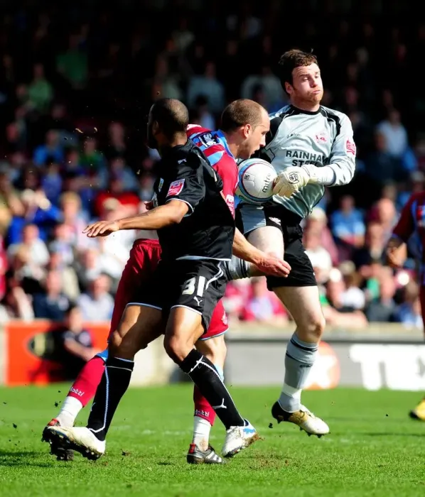 Framed Print : Battling for Control: Haynes vs Mirfin and Murphy in Scunthorpe United vs Bristol City Championship Showdown (17 / 04 / 2010)