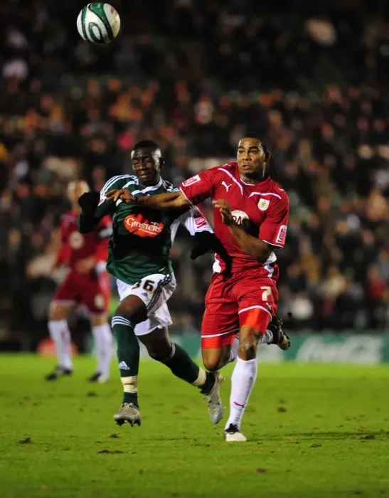Framed Print : Battling for Control: Marvin Elliott vs. Yannick Bolasie in the Intense Championship Showdown between Plymouth Argyle and Bristol City (16 / 03 / 2010)