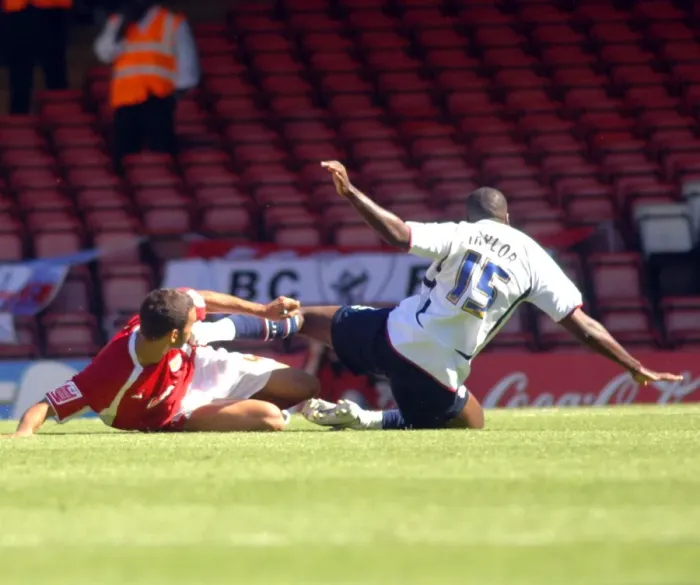 Framed Print : Battling Rivals: Liam Fontaine's Intense Football Duels - Bristol City vs Scunthorpe United