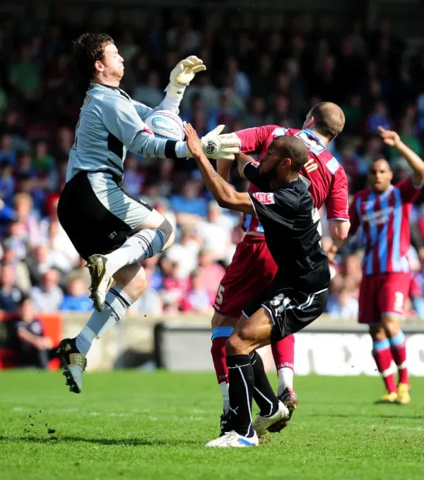 Framed Print : Battling for Supremacy: Haynes vs Mirfin and Murphy in Scunthorpe United vs Bristol City Championship Clash (17 / 04 / 2010) Framed Print : Battling for Supremacy: Haynes vs Mirfin and Murphy in Scunthorpe United vs Bristol City Championship Clash (17 / 04 / 2010)