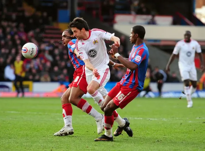 Framed Print : Battling for Supremacy: Cole Skuse vs. Wilfried Zaha - Crystal Palace vs. Bristol City, Championship 2011 Framed Print : Battling for Supremacy: Cole Skuse vs. Wilfried Zaha - Crystal Palace vs. Bristol City, Championship 2011
