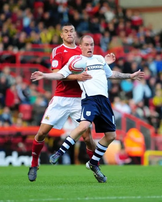 Framed Print : Battling for Supremacy: Hume vs. Caulker in the Championship Clash between Bristol City and Preston North End Framed Print : Battling for Supremacy: Hume vs. Caulker in the Championship Clash between Bristol City and Preston North End