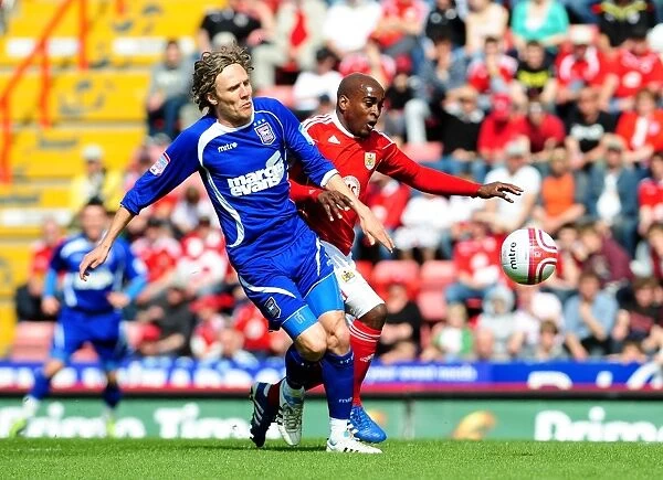 Battling for Supremacy: Jamal Campbell-Ryce vs. Jimmy Bullard in the Intense Championship Clash between Bristol City and Ipswich Town (16-04-2011)