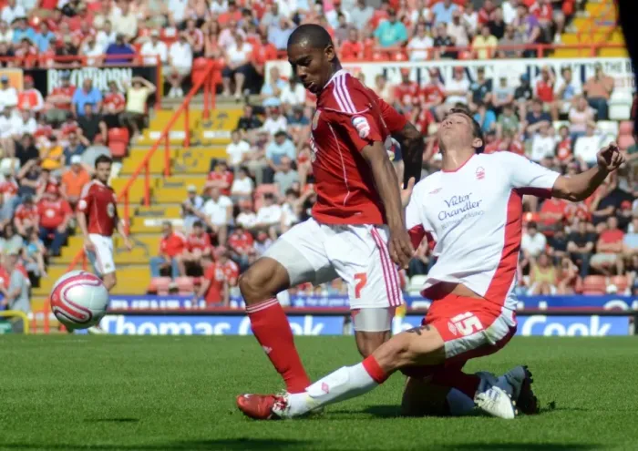 Framed Print : Battling for Supremacy: Marvin Elliott vs. Chris Cohen in the Championship Clash between Bristol City and Nottingham Forest (25 / 04 / 2011)