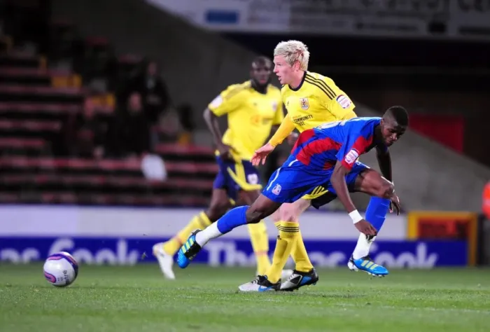 Framed Print : Battling for Supremacy: McGivern vs. Zaha in Championship Showdown - Crystal Palace v Bristol City (15 / 10 / 2011) Framed Print : Battling for Supremacy: McGivern vs. Zaha in Championship Showdown - Crystal Palace v Bristol City (15 / 10 / 2011)