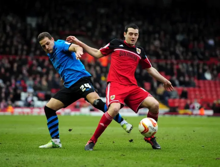 Framed Print : Battling for Supremacy: Moloney vs. Sharp in the Npower Championship Clash between Bristol City and Nottingham Forest Framed Print : Battling for Supremacy: Moloney vs. Sharp in the Npower Championship Clash between Bristol City and Nottingham Forest