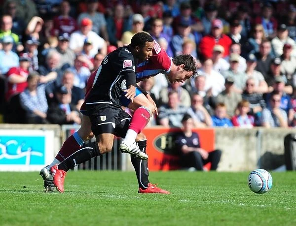 Battling for Supremacy: Nicky Maynard vs. Kenny Milne in the Championship Clash between Scunthorpe United and Bristol City (17 / 04 / 2010)