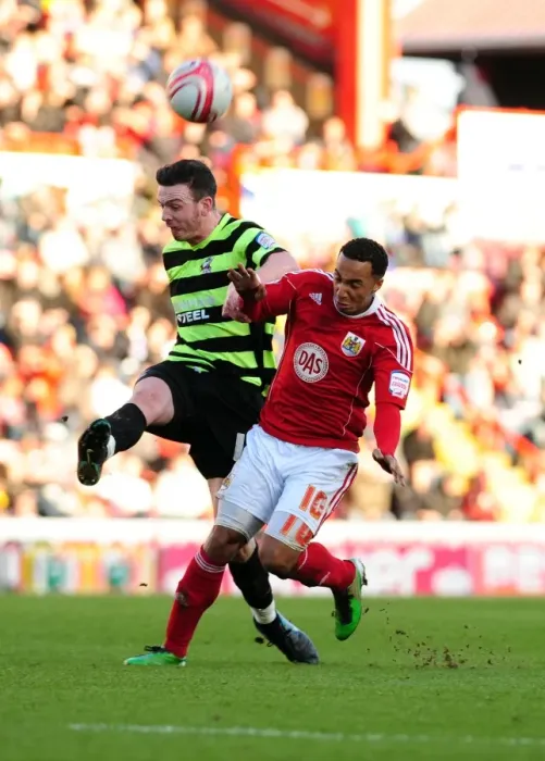 Framed Print : Battling for Supremacy: Nicky Maynard vs. Michael Raynes in the 2010 Championship Clash between Bristol City and Scunthorpe United